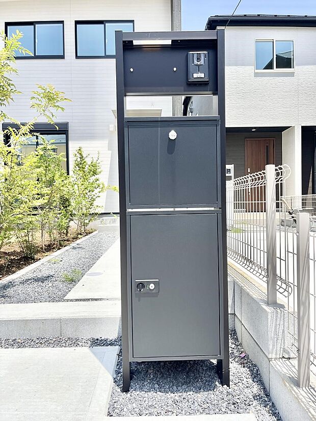 表札・インターホン・ポスト・宅配BOXをひとつに集約。エントランスになじむシンプルデザイン。