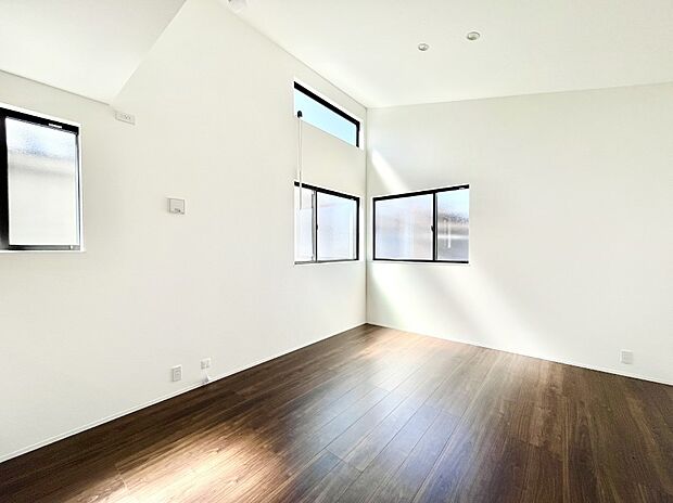 明るい陽光が注ぎ、寛ぎの雰囲気に満たされるリビング・ダイニング。