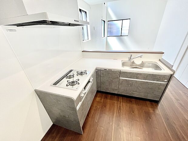 カウンター越しに楽しいおしゃべり。いつものお料理がもっと美味しくなりそうですね