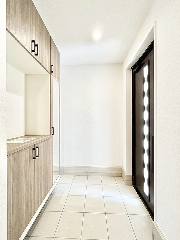 ガラススリットの入った玄関ドアが室内に光を届けてくれます