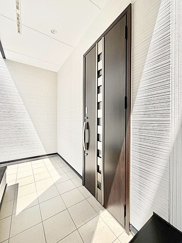 玄関前は雨が降っても濡れにくい屋根付き