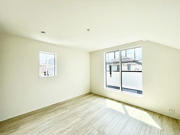 明るいバルコニーサイドに洋室を設置。目覚めの良い寝室に。