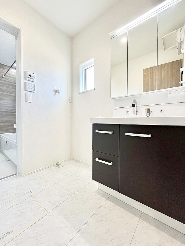 洗面所はゆとりのあるスペースで、身支度や入浴後のスキンケアも心に余裕をもってできそうです。