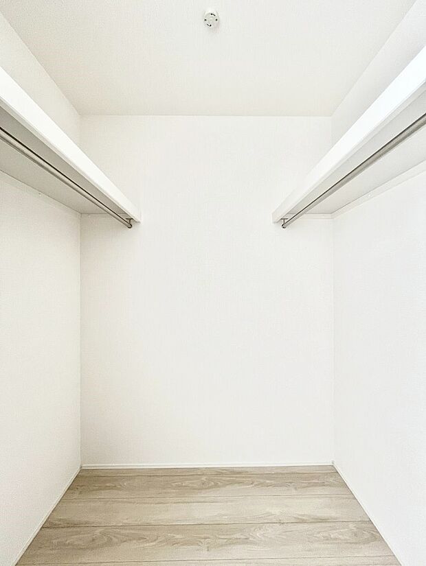 衣類をハンガーに掛けたまま収納できるWIC。衣類の整理整頓がしやすくて便利です!