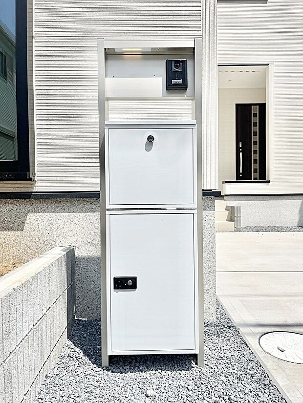 表札・インターホン・ポスト・宅配ＢＯＸをひとつに集約。エントランスになじむシンプルデザイン。