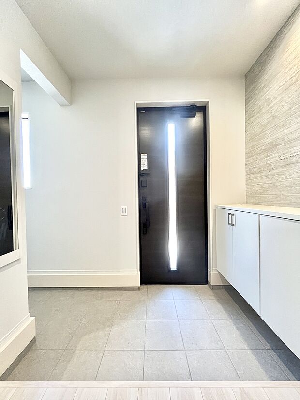 シューズインクローク付きの玄関。家族全員の靴や雨具などすっきり収納できます。