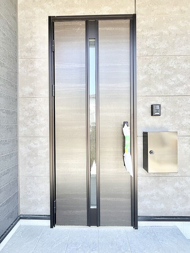 住まいの顔を演出する、玄関ドア。