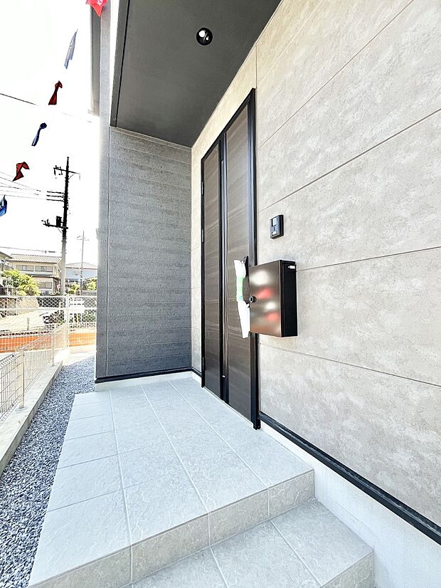 玄関前は雨が降っても濡れにくい屋根付き