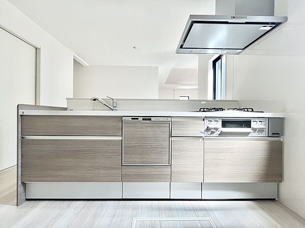 リビングを見渡せる人気のカウンターキッチン。 家族を見守りながら家事をすることができます。