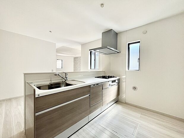 爽やかな風が通り抜けるキッチン。窓があるので明るく換気にも役立ちます。