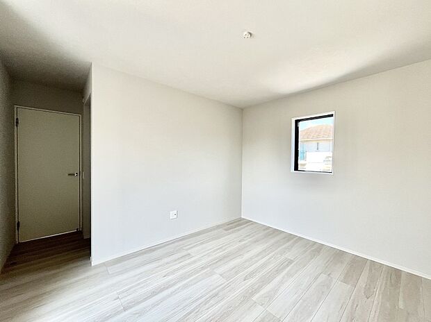 ウォークインクローゼットがあるお部屋。季節ごとの入れ替えも不要で便利です!