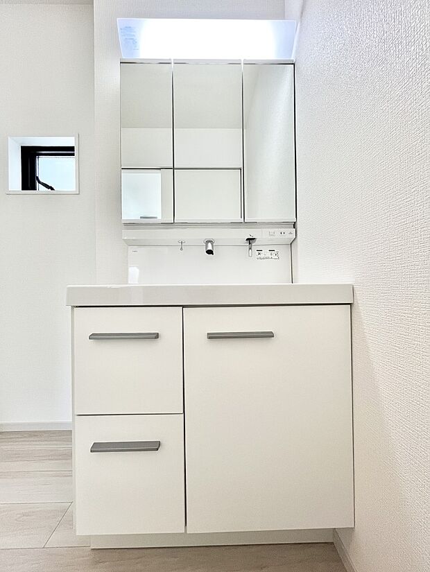 大きく見やすい三面鏡で清潔感ある洗面台は、身だしなみチェックや肌のお手入れにおすすめです。