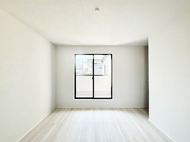 明るいバルコニーサイドに洋室を設置。目覚めの良い寝室に。