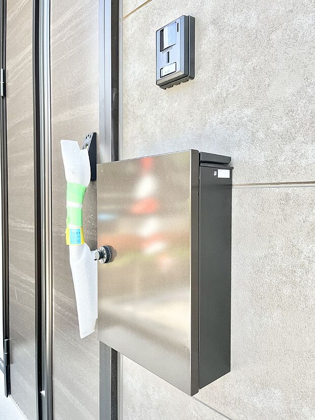 シンプルデザインのポスト。