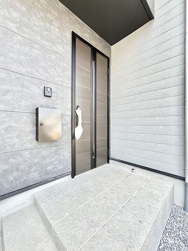 玄関前は雨が降っても濡れにくい屋根付き  