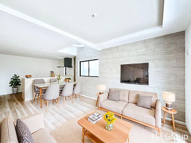 ご家族の賑やかな話し声で包まれる明るいリビング  ※家具はCGです  