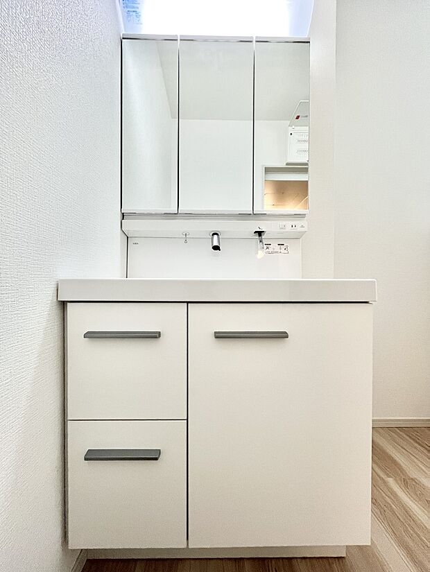 大きく見やすい三面鏡で清潔感ある洗面台は、身だしなみチェックや肌のお手入れにおすすめです。 