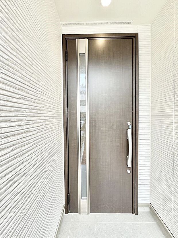 玄関前は雨が降っても濡れにくい屋根付き