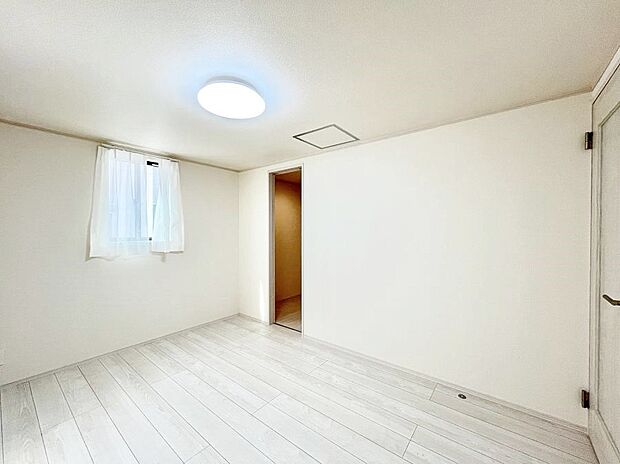 ウォークインクローゼットがあるお部屋。季節ごとの入れ替えも不要で便利です。