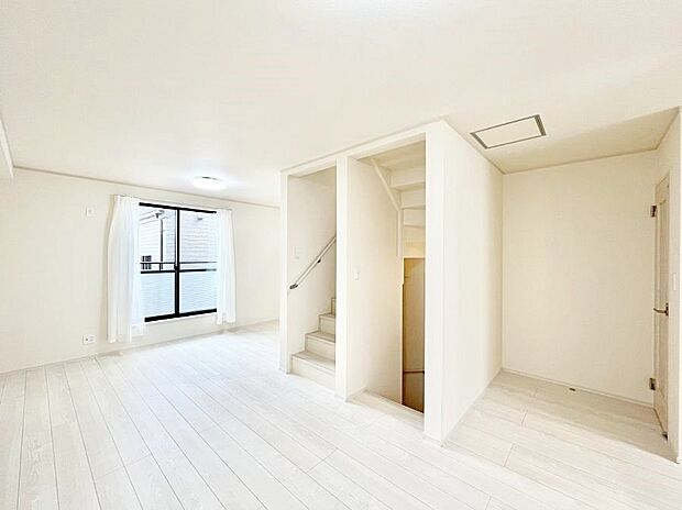 明るい2階リビング！外からの視線をシャットアウトして家族のプライバシーを守ります。