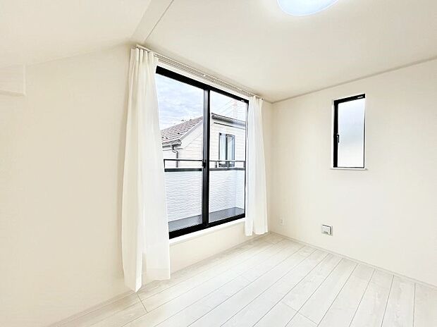 明るいバルコニーサイドに洋室を設置。目覚めの良い寝室に。