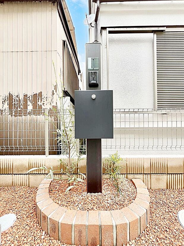 表札・インターホン・ポストをひとつに集約。エントランスになじむシンプルデザイン。