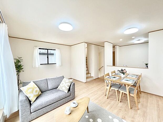 内装「ただいま」「おかえり」家族とのコミュニケーションが深まるリビングイン階段。