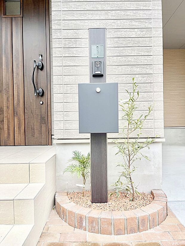 表札・インターホン・ポストをひとつに集約。エントランスになじむシンプルデザイン。