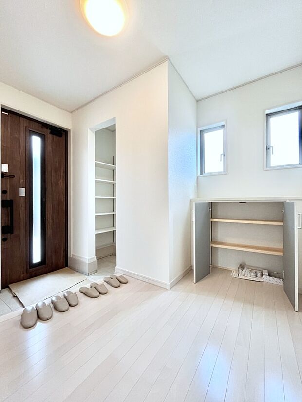 飾り棚を利用して、お越しいただくお客様をおもてなしできます。