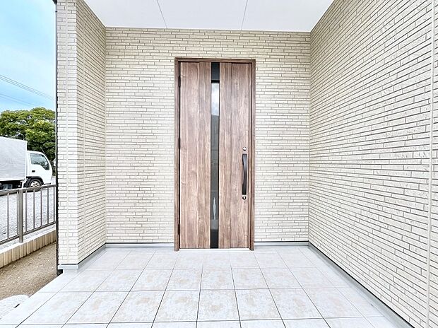 玄関前は雨が降っても濡れにくい屋根付き