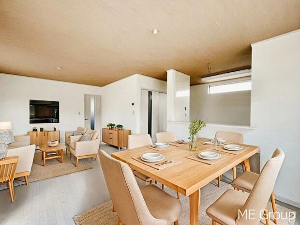 ご家族の賑やかな話し声で包まれる明るいリビング  ※家具はCGです