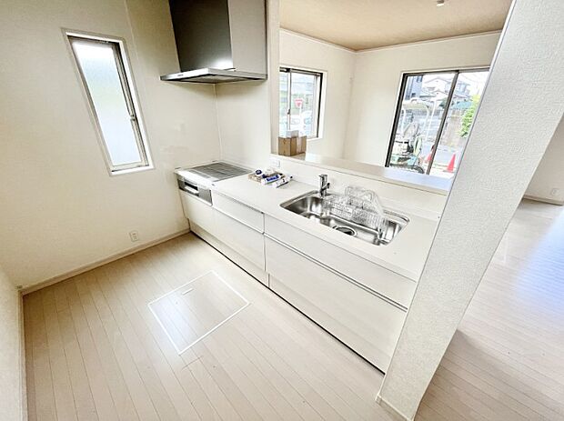爽やかな風が通り抜けるキッチン。窓があるので明るく換気にも役立ちます。