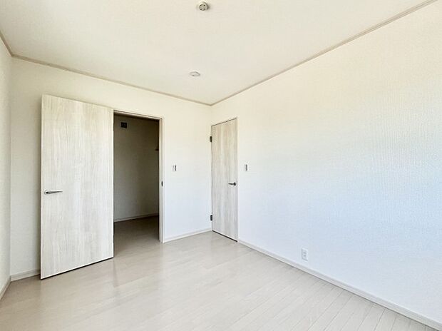 ウォークインクローゼットがあるお部屋。季節ごとの入れ替えも不要で便利です！