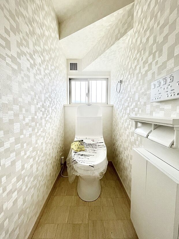 換気用小窓があり、明るく清潔な空間です。 