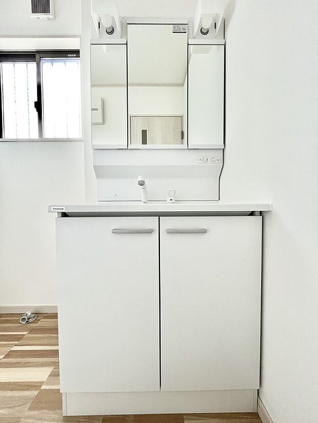 大きく見やすい三面鏡で清潔感ある洗面台は、身だしなみチェックや肌のお手入れにおすすめです。 