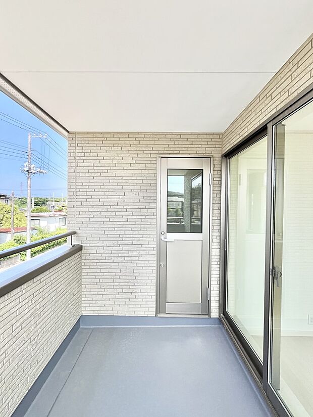 屋根付きのバルコニーなのでお仕事中やお出掛け中の急な雨も安心です！