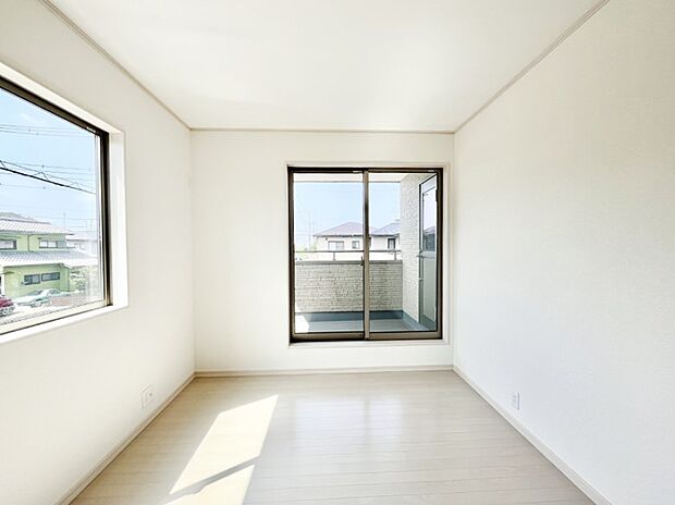 明るいバルコニーサイドに洋室を設置。目覚めの良い寝室に。 