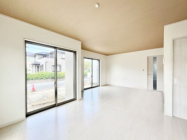 大きな窓からたっぷりの陽光と風を感じられるリビング  