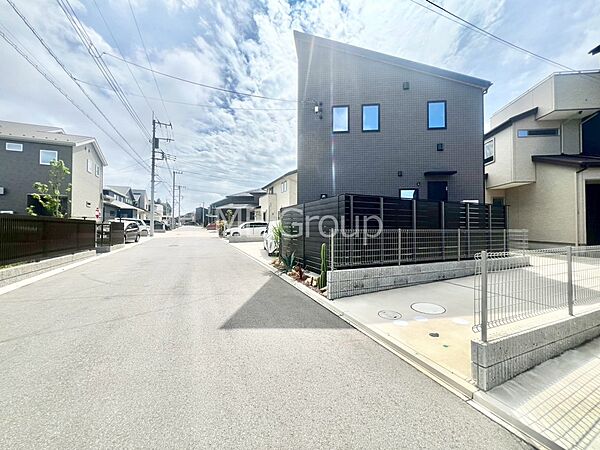 奥まった地形は、車道に面しておらず、静かでプライベート感を味わえる立地です。