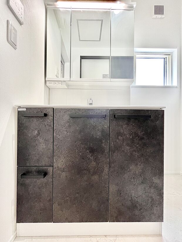 収納力と機能性に優れた洗面化粧台  