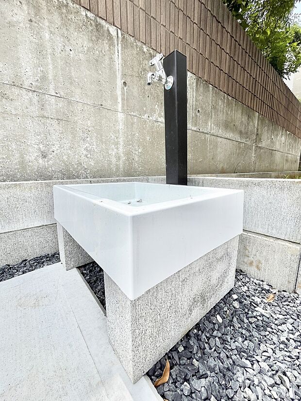 ガーデニングやお掃除に便利な外水栓    