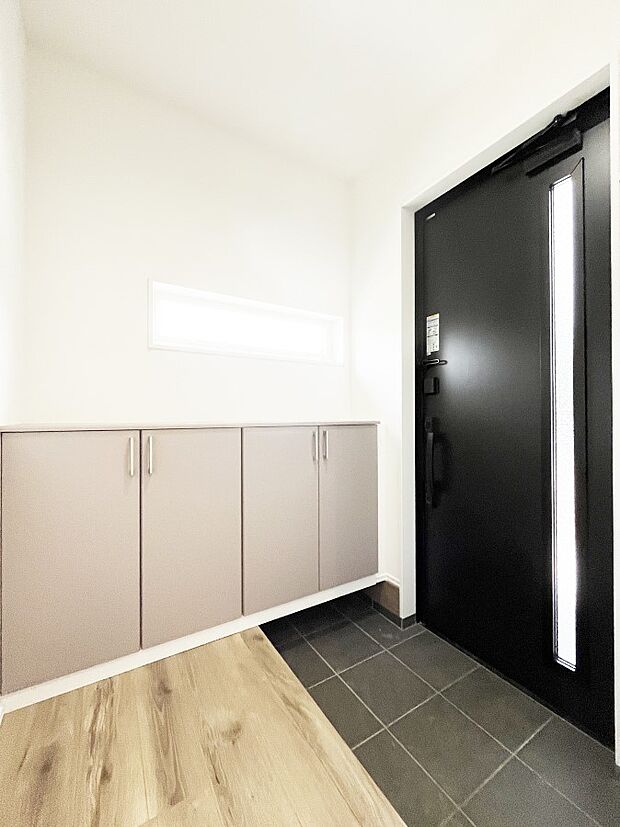 下駄箱はご家族の写真や季節のインテリアで飾り棚として演出できます