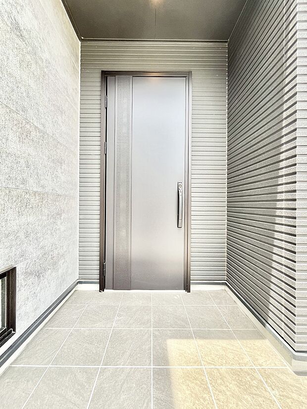 シンプルで落ち着いた雰囲気の玄関周り