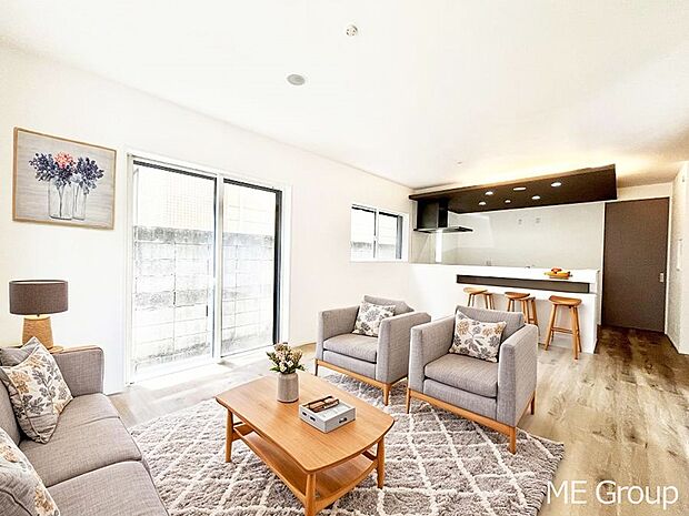 大きな窓からたっぷりの陽光と風を感じられるリビング※家具はCGです