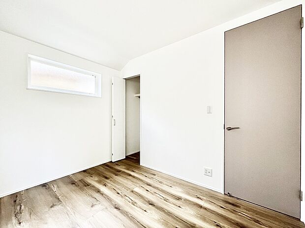 窓からのやさしい光が心地よいプライベートルーム