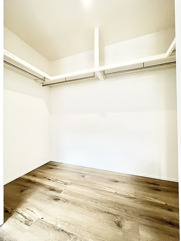 ウォークインクローゼットの活用で生活空間スッキリ