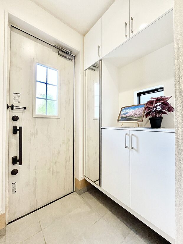 明るい玄関はお客様をお出迎えするのにぴったりです！ 