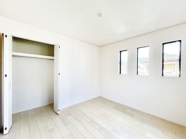 子ども部屋にぴったりの明るい空間。  