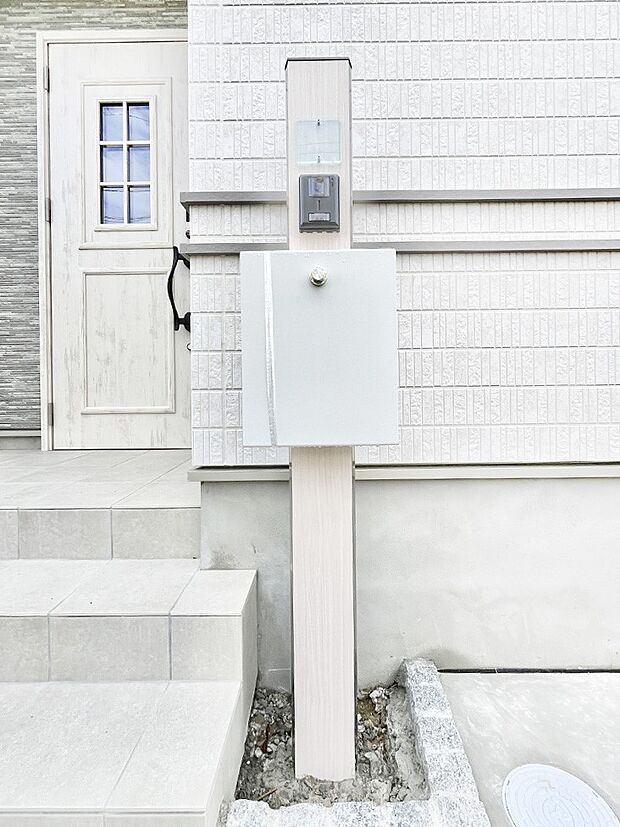 シンプルデザインのポスト。