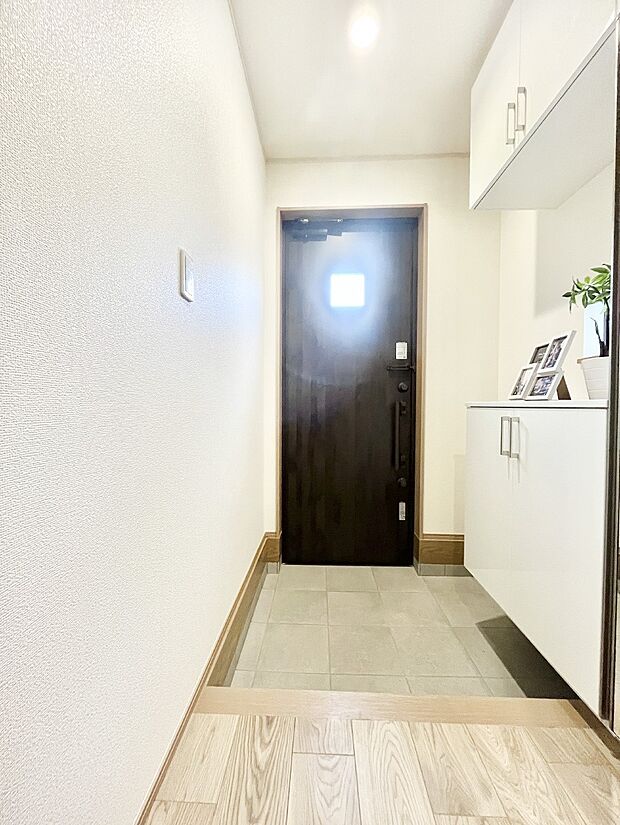 明るい玄関はお客様をお出迎えするのにぴったりです！ 